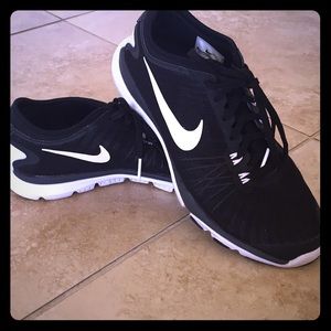 Black nike flex supreme training shoes